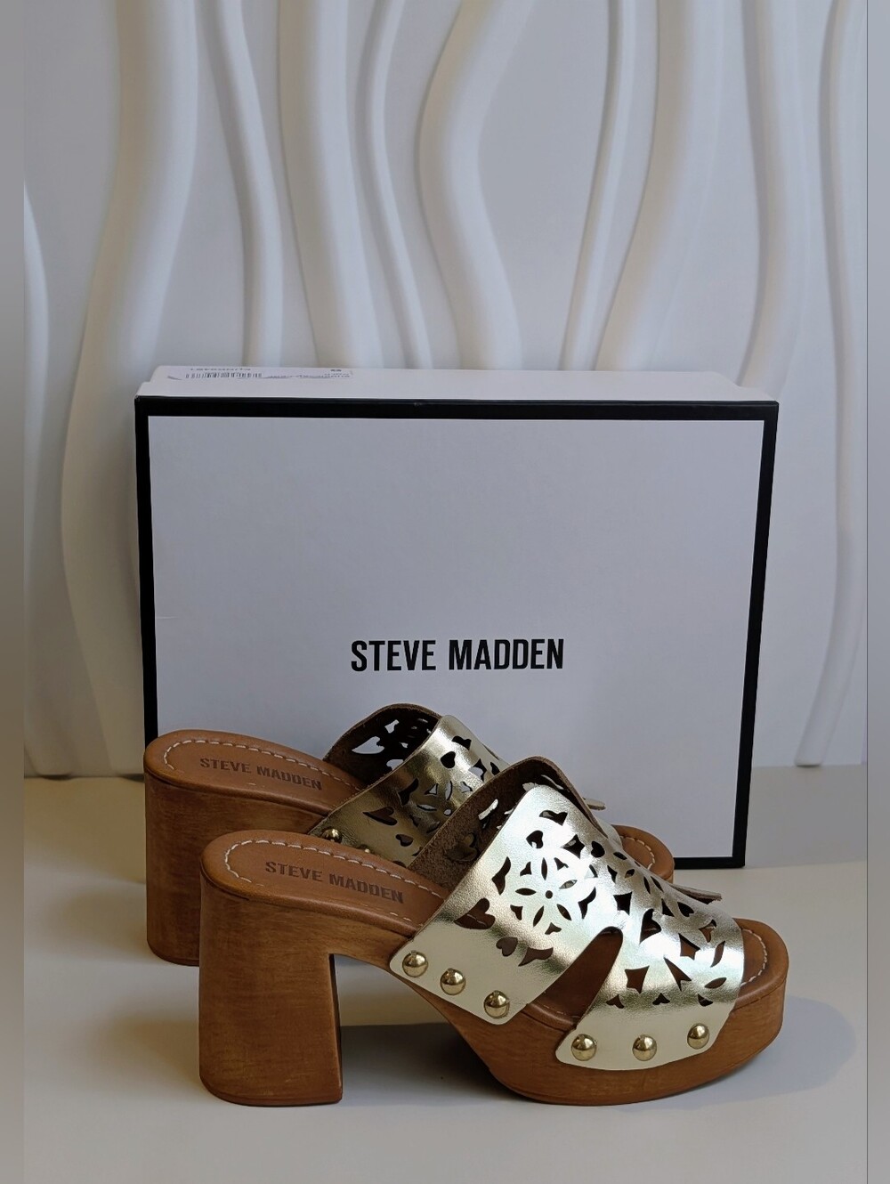 NIB Steve Madden Sunkissed Perf Gold Platform Sandals Size 8 Made in Italy